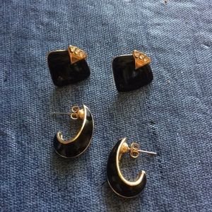 2 pairs of earrings
